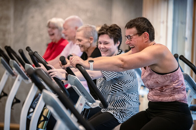 Kræftpatienter træner sammen på fitness-cykler i Kræftrådgivningen i Herlev 