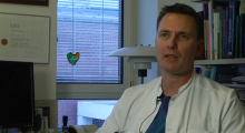 Overlæge Jørgen Bjerggaard Jensen fortæller om blærekræft – symptomer, undersøgelser og behandling. 02:49 min.